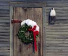Στεφάνι των Χριστουγέννων αναρτώνται στην πόρτ^